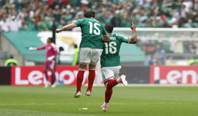 México vs Sudáfrica, Mundial 2026 FOTOGRAFÍA. CIUDAD DE MÉXICO (MÉXICO), 11 DE JUNIO DE 2026. Quiñones marca el gol número 2.721 de la historia del Mundial y el primer del Mundial 2026. Julián Quiñones (d) de México celebra un gol este jueves, durante un partido del grupo A del Mundial de la FIFA 2026 entre México y Sudáfrica en el estadio Ciudad de México (México). Efe