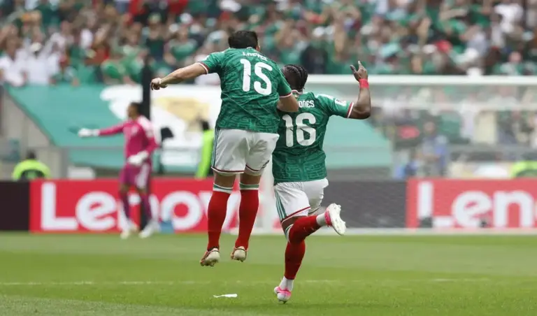 FOTOGRAFÍA. CIUDAD DE MÉXICO (MÉXICO), 11 DE JUNIO DE 2026. Quiñones marca el gol número 2.721 de la historia del Mundial y el primer del Mundial 2026. Julián Quiñones (d) de México celebra un gol este jueves, durante un partido del grupo A del Mundial de la FIFA 2026 entre México y Sudáfrica en el estadio Ciudad de México (México). Efe