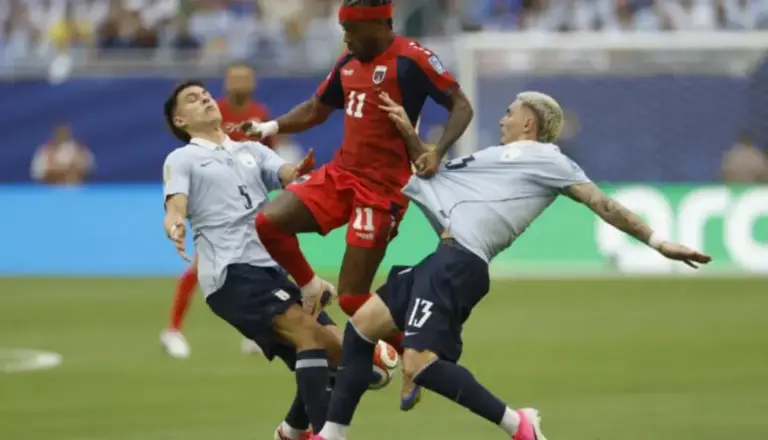 FOTOGRAFÍA. MIAMI (ESTADO DE FLORIDA) ESTADOS UNIDOS DE AMÉRICA, EEUU, 21 DE JUNIO DE 2026. Uruguay, obligado a ganar a España tras problemas con Cabo Verde 2-2. Manuel Ugarte (i) y Guillermo Varela (d), de Uruguay, disputan el balón con Garry Mendes (c), de Cabo Verde, en un partido del grupo H del Mundial de la FIFA 2026 entre Uruguay y Cabo Verde, en el estadio Hard Rock en Miami (EEUU). Efe