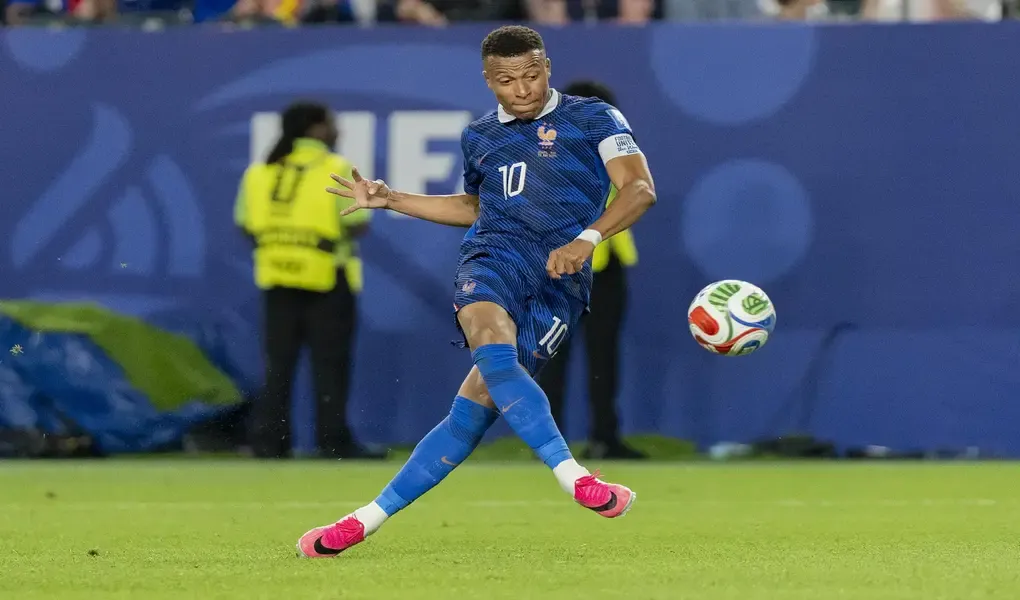 FOTOGRAFÍA. FILADELFIA (ESTADOS UNIDOS DE AMÉRICA, EEUU), 22 DE JUNIO DE 2026. Francia se impone a Irak con un doblete de Mbappé 3-0. El francés Kylian Mbappe patea para anotar un gol este lunes en un partido ante Irak, del Grupo I del Mundial 2026. Efe