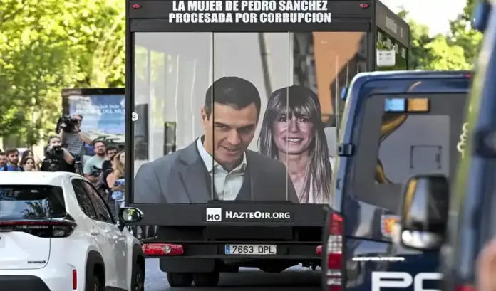 Begoña Gómez, Pedro Sánchez Pérez-Castejón FOTOGRAFÍA. MADRID (ESPAÑA), 15 DE JUNIO DE 2026. La Acusación pide retirada de pasaporte a la mujer del presidente del Gobierno. Un autobús de asociación HazteOir en el exterior del Tribunal de Instancia de Madrid este lunes. Begoña Gómez (d), mujer del presidente del Gobierno de España, Pedro Sánchez Pérez-Castejón, está citada por el juez Juan Carlos Peinado a la audiencia preliminar, con "la obligación de comparecer", para decidir si la envía a juicio junto con su asesora, Cristina Álvarez, y el empresario Juan Carlos Barrabés. Efe