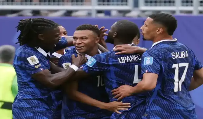 Francia, Mundial 2026 FOTOGRAFÍA. FILADELFIA (ESTADOS UNIDOS DE AMÉRICA, EEUU), 22 DE JUNIO DE 2026. Francia se impone a Irak con un doblete de Mbappé 3-0. Jugadores franceses rodean a Kilian Mbappé después del doblete ante Irak este lunes en el Mundial 2026. Efe