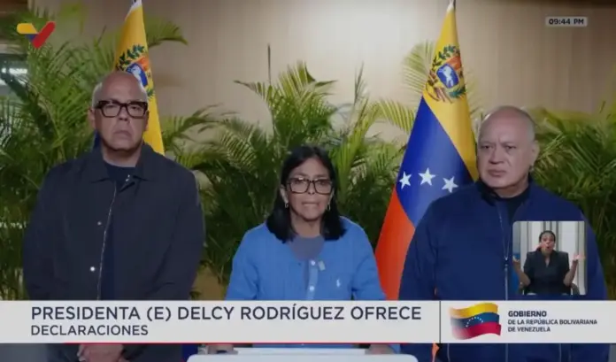 FOTOGRAFÍA. CARACAS (VENEZUELA), 24 DE JUNIO DE 2026. Venezuela en estado de emergencia luego de dos terremotos de magnitud 7,5 y 7,2. Captura de video de una transmisión del canal estatal Venezolana de Televisión (VTV) de la presidenta encargada de Venezuela, Delcy Rodríguez (c), acompañada por el presidente de la Asamblea Nacional (AN) Jorge Rodríguez (i) y el ministro del Interior Diosdado Cabello durante una declaración tras los dos terremotos de magnitud 7,5 y 7,2 ocurridos en una zona del centro del país, en Caracas (Venezolana). Efe