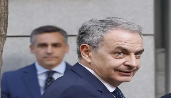 El juez no aprecia riesgo de fuga de José Luis Rodríguez Zapatero FOTOGRAFÍA. MADRID (ESPAÑA), 17 DE JUNIO DE 2026. El juez no aprecia riesgo de fuga de José Luis Rodríguez Zapatero. Zapatero llega a las 8:49 horas a la Audiencia Nacional como investigado. El expresidente del Gobierno de España y exsecretario general del Partido Socialista (PSOE), José Luis Rodríguez Zapatero, llega a la Audiencia Nacional para declarar como investigado por liderar, presuntamente, una red de tráfico de influencias en favor de la aerolínea Plus Ultra, y ante las sospechas sobre las joyas de 1,3 millones de euros halladas en su oficina. Efe