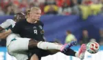 FOTOGRAFÍA. EAST RUTHERFOR (NUEVA JERSEY) ESTADOS UNIDOS DE AMÉRICA EEUU, 22 DE JUNIO DE 2026. Noruega supera a Senegal 3-2. Erling Haaland (d), de Noruega, disputa el balón con Kalidou Koulibaly, de Senegal, en el estadio MetLife en Nueva Jersey. Efe