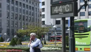 FOTOGRAFÍA. BILBAO (LAS VASCONGADAS) ESPAÑA, 01 DE JULIO DE 2026. Un episodio de altas temperaturas persistentes afectará a la Península y Baleares. Un termómetro marca 44 º C en Bilbao, Comunidad Autónoma de las Vascongadas, España. Efe