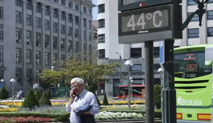Calor, España, termómetro FOTOGRAFÍA. BILBAO (LAS VASCONGADAS) ESPAÑA, 01 DE JULIO DE 2026. Un episodio de altas temperaturas persistentes afectará a la Península y Baleares. Un termómetro marca 44 º C en Bilbao, Comunidad Autónoma de las Vascongadas, España. Efe