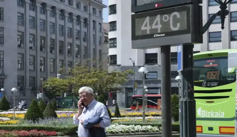 FOTOGRAFÍA. BILBAO (LAS VASCONGADAS) ESPAÑA, 01 DE JULIO DE 2026. Un episodio de altas temperaturas persistentes afectará a la Península y Baleares. Un termómetro marca 44 º C en Bilbao, Comunidad Autónoma de las Vascongadas, España. Efe