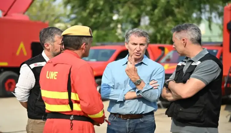 FOTOGRAFÍA. NAVALCARNERO (COMUNIDAD DE MADRID) ESPAÑA, 26 DE JULIO DE 2026. Incendios, Feijóo: La campaña estival aún afronta sus semanas más críticas. El presidente del Partido Popular (PP),  Alberto Nuñez Feijóo, visita el puesto de mando avanzado de Navalcarnero (Madrid) este domingo, desde donde se hace seguimiento de los graves incendios en la Comunidad de Madrid, Toledo y la provincia de Ávila. Efe