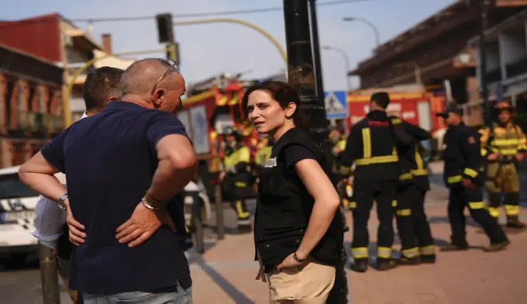 FOTOGRAFÍA. MADRID (ESPAÑA), 24 DE JULIO DE 2026. Comunidad de Madrid, Isabel Natividad Díaz Ayuso, ha elevado este viernes a 12.000 las hectáreas afectadas por los incendios forestales que asolan el suroeste de la región y ha advertido de que la situación continúa siendo «muy crítica» debido a las altas temperaturas y al fuerte viento. Además, ha informado de que 20.000 vecinos han tenido que ser evacuados y ha reclamado un mayor refuerzo de medios aéreos para combatir las llamas. Efe