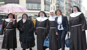FOTOGRAFÍA. FECHA Y LUGAR RELACIONADOS CON EL CONTENIDO. BELORADO (BURGOS) ESPAÑA, 01 DE JULIO DE 2026. Solicitan 12 años de prisión para cada una de las siete monjas de Belorado. Las ex monjas de Belorado y su abogada, Norma Riaño. Efe