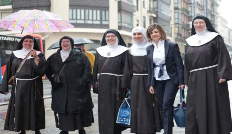 FOTOGRAFÍA. FECHA Y LUGAR RELACIONADOS CON EL CONTENIDO. BELORADO (BURGOS) ESPAÑA, 01 DE JULIO DE 2026. Solicitan 12 años de prisión para cada una de las siete monjas de Belorado. Las ex monjas de Belorado y su abogada, Norma Riaño. Efe