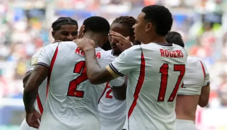 FOTOGRAFÍA. MIAMI (ESTADOS UNIDOS DE AMÉRICA, EEUU, 18 DE JULIO DE 2026. 4-6 Inglaterra se impone a Francia con Mbappé superando a Messi. Ezri Konsa de Inglaterra (2-I) celebra con sus compañeros tras marcar el gol durante el partido de desempate por el tercer puesto de la Copa Mundial de la FIFA 2026, disputado en el Hard Rock Stadium de Miami, Estados Unidos de América, EEUU, ante unos 64.478 espectadores. Efe