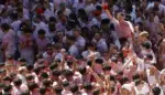 FOTOGRAFÍA. PAMPLONA (NAVARRA), 06 DE JULIO DE 2026. El chupinazo, símbolo reconocible de los Sanfermines. Vista del ambiente en la Plaza de Ayuntamiento este lunes antes del Chupinazo a cargo de dos representantes de la Subdirección de Urgencias de Navarra con el que da comienzo los Sanfermines 2026, nueve días festivos para los que se han programado más de 500 actos. Efe