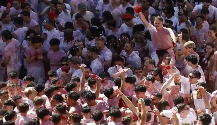 FOTOGRAFÍA. PAMPLONA (NAVARRA), 06 DE JULIO DE 2026. El chupinazo, símbolo reconocible de los Sanfermines. Vista del ambiente en la Plaza de Ayuntamiento este lunes antes del Chupinazo a cargo de dos representantes de la Subdirección de Urgencias de Navarra con el que da comienzo los Sanfermines 2026, nueve días festivos para los que se han programado más de 500 actos. Efe