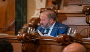 FOTOGRAFÍA. BARCELONA (CATALUÑA) ESPAÑA, 27 DE JULIO DE 2026. VOX defiende el derecho a dirigirse en español al Ayuntamiento de Barcelona. El concejal de VOX en el Ayuntamiento de Barcelona, Liberto Mariano Senderos Oliva (Liberto Senderos), este lunes durante un pleno municipal. Lasvocesdelpueblo (Ñ Pueblo)