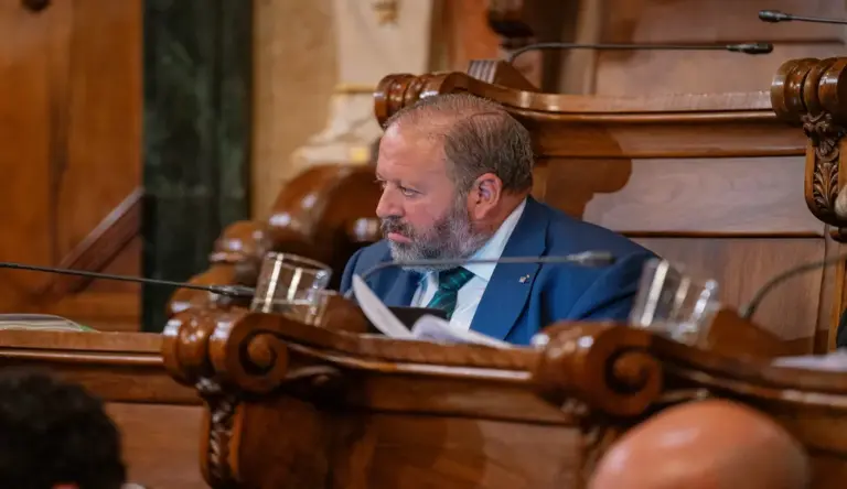 FOTOGRAFÍA. BARCELONA (CATALUÑA) ESPAÑA, 27 DE JULIO DE 2026. VOX defiende el derecho a dirigirse en español al Ayuntamiento de Barcelona. El concejal de VOX en el Ayuntamiento de Barcelona, Liberto Mariano Senderos Oliva (Liberto Senderos), este lunes durante un pleno municipal. Lasvocesdelpueblo (Ñ Pueblo)