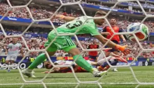 FOTOGRAFÍA. INGLEWOOD (ESTADO DE CALIFORNIA) ESTADOS UNIDOS DE AMÉRICA, EEUU, 10 DE JULIO DE 2026. 649 minutos, récord histórico de Unai Simón sin encajar gol en un mundial. El belga Charles De Ketelaere logra el gol del empate durante el partido de cuartos de final en Inglewood (Estado de California) Estados Unidos de América, EEUU. Efe