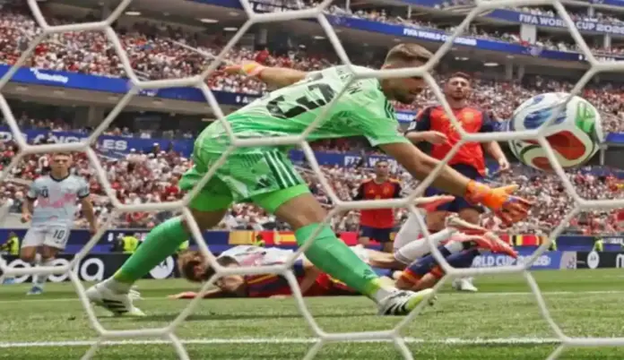 649 minutos, récord histórico de Unai Simón sin encajar gol en un mundial FOTOGRAFÍA. INGLEWOOD (ESTADO DE CALIFORNIA) ESTADOS UNIDOS DE AMÉRICA, EEUU, 10 DE JULIO DE 2026. 649 minutos, récord histórico de Unai Simón sin encajar gol en un mundial. El belga Charles De Ketelaere logra el gol del empate durante el partido de cuartos de final en Inglewood (Estado de California) Estados Unidos de América, EEUU. Efe