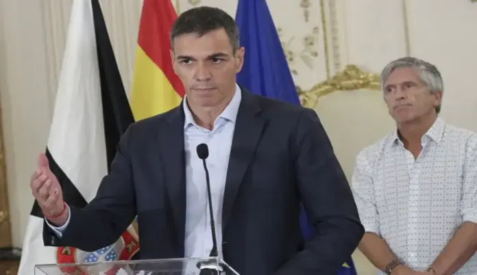 FOTOGRAFÍA. CEUTA (ESPAÑA), 31 DE JULIO DE 2026. Ceuta, Pedro Sánchez: Marruecos está dispuesto a colaborar sobre repatriaciones. El presidente del Gobierno de España y secretario general del Partido Socialista (PSOE), Pedro Sánchez Pérez-Castejón (i); junto a su ministro del Interior, Fernando Grande-Marlaska Gómez (d), registrados este viernes durante una rueda de prensa en una ciudad autónoma de Ceuta invadida por miles de inmigrantes marroquíes desde anteayer, miércoles 29 de julio, impunemente. Efe