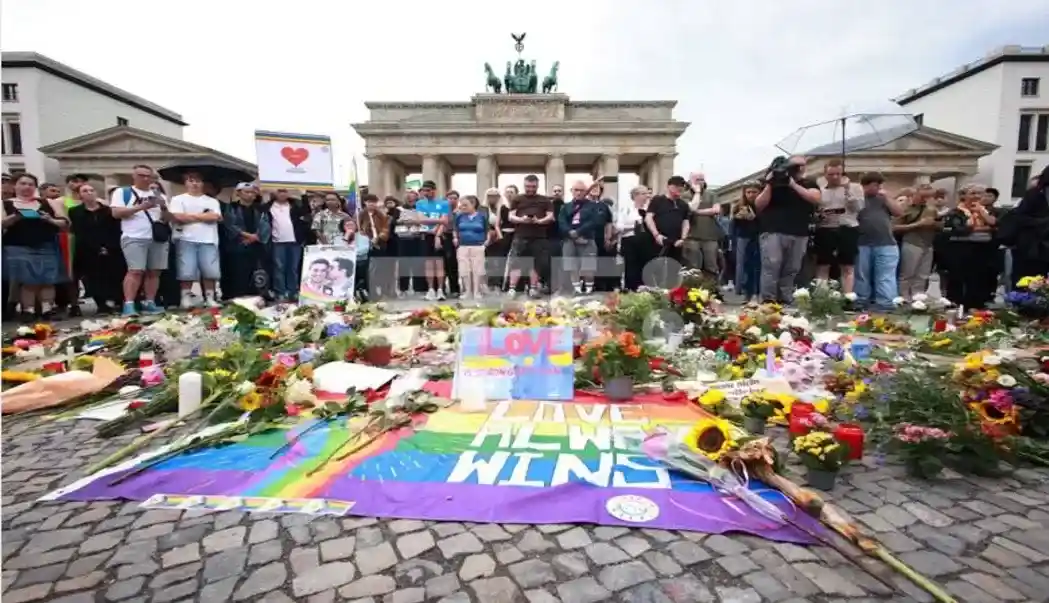 FOTOGRAFÍA. BERLIN (GERMANY), 26 OF JULY OF 2026. Alemania, abatido el islamista Abdul Ballout autor de la masacre de LGTBI. People mourn in front of the Brandenburg Gate after taking part in a mourning march near the scene where a vehicle was driven into a crowd beside the Christopher Street Day (CSD) parade route in Berlin, Germany, 26 July 2026. German Interior Minister Alexander Dobrindt said the 25 July vehicle ramming, which killed one person and injured 29 others, is being investigated as a terrorist attack. Efe