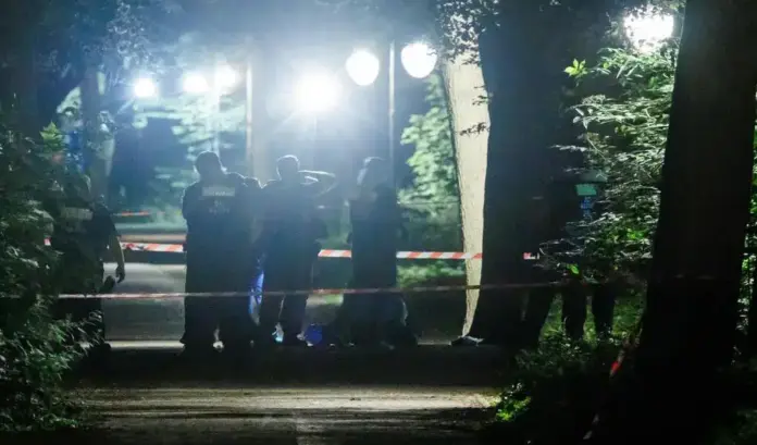 FOTOGRAFÍA. BERLÍN (ALEMANIA), 26 DE JULIO DE 2026. Las autoridades de Berlín buscan al islamista, un varón de 21 años identificado como Abdul Rahman Toufic Ballout (Abdul Ballout), autor de la masacre a los europeos de orientación sexual Lesbianas, Gais, Bisexuales, Transexuales e Itersexuales (LGBTI) duarnte la celebración del Orgullo LGTBIQ+ de Berlín 2026. El islamista Abdul Rahman Toufic Ballout no es un desconocido para la Policía alemana: tiene ficha policial con antecedentes penales graves, entre ellos, robo agravado, extorsión a mano armada, entre otros, conocido por las autoridades de Alemania como "islamista", seguidor del grupo terrorista islamista Estado Islámico (EI) Estado Islámico de Irak y el Levante (EIIL) Estado Islámico de Irak y Siria (EIIS) Islamic State of Iraq and Syria (ISIS) Dáesh Daish, según el medio de comunicación alemán "BILD". Efe