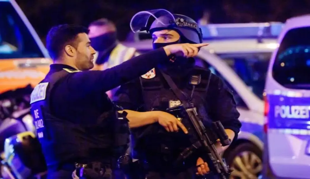 FOTOGRAFÍA. BERLÍN (ALEMANIA), 26 DE JULIO DE 2026. Las autoridades de Berlín buscan al islamista, un varón de 21 años identificado como Abdul Rahman Toufic Ballout (Abdul Ballout), autor de la masacre a los europeos de orientación sexual Lesbianas, Gais, Bisexuales, Transexuales e Itersexuales (LGBTI) duarnte la celebración del Orgullo LGTBIQ+ de Berlín 2026. El islamista Abdul Rahman Toufic Ballout no es un desconocido para la Policía alemana: tiene ficha policial con antecedentes penales graves, entre ellos, robo agravado, extorsión a mano armada, entre otros, conocido por las autoridades de Alemania como "islamista", seguidor del grupo terrorista islamista Estado Islámico (EI) Estado Islámico de Irak y el Levante (EIIL) Estado Islámico de Irak y Siria (EIIS) Islamic State of Iraq and Syria (ISIS) Dáesh Daish, según el medio de comunicación alemán "BILD". Efe