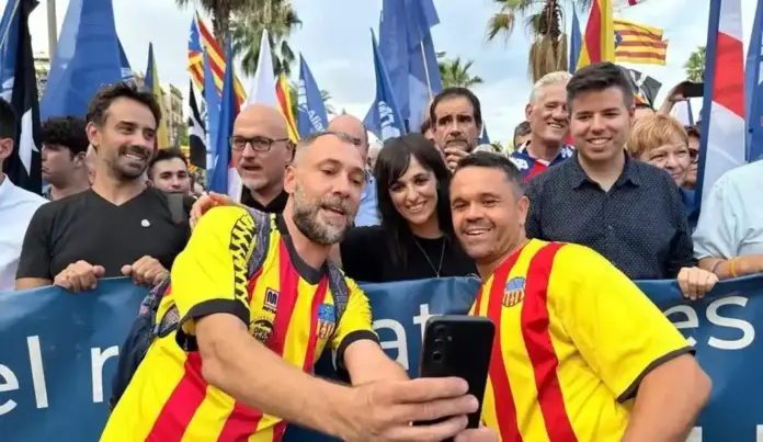 Aliança Catalana, Sívia Orriols Serra, Sólo el 55 % de votantes de Aliança Catalana es independentista FOTOGRAFÍA. BARCELONA/GERONA/TORTOSA (CATALUÑA) REINO DE ESPAÑA, 11 DE SEPTIEMBRE DE 2025. Diada 2025 (Día de Cataluña, 11 de septiembre). En la imagen, Sílvia Orriols Serra (Aliança Catalana), participa en la gran manifestación de Barcelona. El separatismo vuelve a fracasar y registrar calles vacías en la Diada al registra solo 28.000 personas en la gran manifestación del Once Septiembre en el centro de Barcelona y un total de "41.500 separatistas" en toda Cataluña: Barcelona (28.separatistas), Gerona (12.000 separatistas) y Tortosa (1.500 separatistas), la cifra total de participantes en la movilización separatista de esta Diada ha sido de 41.500 secesionistas. Para esta Diada, la principal asociación antiespañola en Cataluña, Assemblea Nacional Catalana (ANC), que preside el cantante de extrema izquierda Lluís Llach Grande, y otras entidades secesionistas convocantes habían diseñado una movilización descentralizada, con tres manifestaciones simultáneas: en Barcelona, Gerona y Tortosa (Tarragona). La nueva formación separatista Aliança Catalana (AC) de la patriota anti-WOKE y alcaldesa de Ripoll (Gerona), Sílvia Orriols Serra, ha desafiado al golpismo de ultraizquierda y ha participado en la gran manifestación de Barcelona y en la ofrenda floral en el Monumento a Rafael casanova Comes. Lasvocesdelpueblo (Ñ Pueblo)