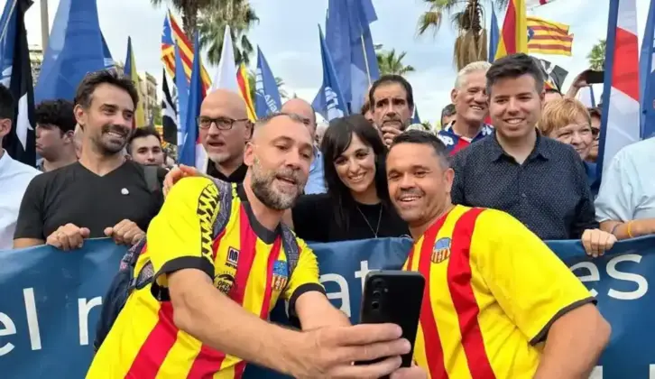 FOTOGRAFÍA. BARCELONA/GERONA/TORTOSA (CATALUÑA) REINO DE ESPAÑA, 11 DE SEPTIEMBRE DE 2025. Diada 2025 (Día de Cataluña, 11 de septiembre). En la imagen, Sílvia Orriols Serra (Aliança Catalana), participa en la gran manifestación de Barcelona. El separatismo vuelve a fracasar y registrar calles vacías en la Diada al registra solo 28.000 personas en la gran manifestación del Once Septiembre en el centro de Barcelona y un total de "41.500 separatistas" en toda Cataluña: Barcelona (28.separatistas), Gerona (12.000 separatistas) y Tortosa (1.500 separatistas), la cifra total de participantes en la movilización separatista de esta Diada ha sido de 41.500 secesionistas. Para esta Diada, la principal asociación antiespañola en Cataluña, Assemblea Nacional Catalana (ANC), que preside el cantante de extrema izquierda Lluís Llach Grande, y otras entidades secesionistas convocantes habían diseñado una movilización descentralizada, con tres manifestaciones simultáneas: en Barcelona, Gerona y Tortosa (Tarragona). La nueva formación separatista Aliança Catalana (AC) de la patriota anti-WOKE y alcaldesa de Ripoll (Gerona), Sílvia Orriols Serra, ha desafiado al golpismo de ultraizquierda y ha participado en la gran manifestación de Barcelona y en la ofrenda floral en el Monumento a Rafael casanova Comes. Lasvocesdelpueblo (Ñ Pueblo)
