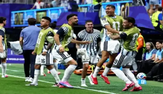 FOTOGRAFÍA. ATLANTA (ESTADOS UNIDOS DE AMÉRICA, EEUU), 07 DE JULIO DE 2026. Argentina se clasifica tras remontada ante Egipto 3-2. Jugadores de Argentina celebran tras el empate a 2 en el partido de octavos de final del Mundial 2026. Efe
