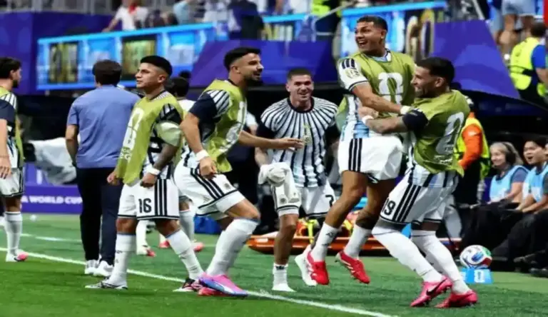 FOTOGRAFÍA. ATLANTA (ESTADOS UNIDOS DE AMÉRICA, EEUU), 07 DE JULIO DE 2026. Argentina se clasifica tras remontada ante Egipto 3-2. Jugadores de Argentina celebran tras el empate a 2 en el partido de octavos de final del Mundial 2026. Efe