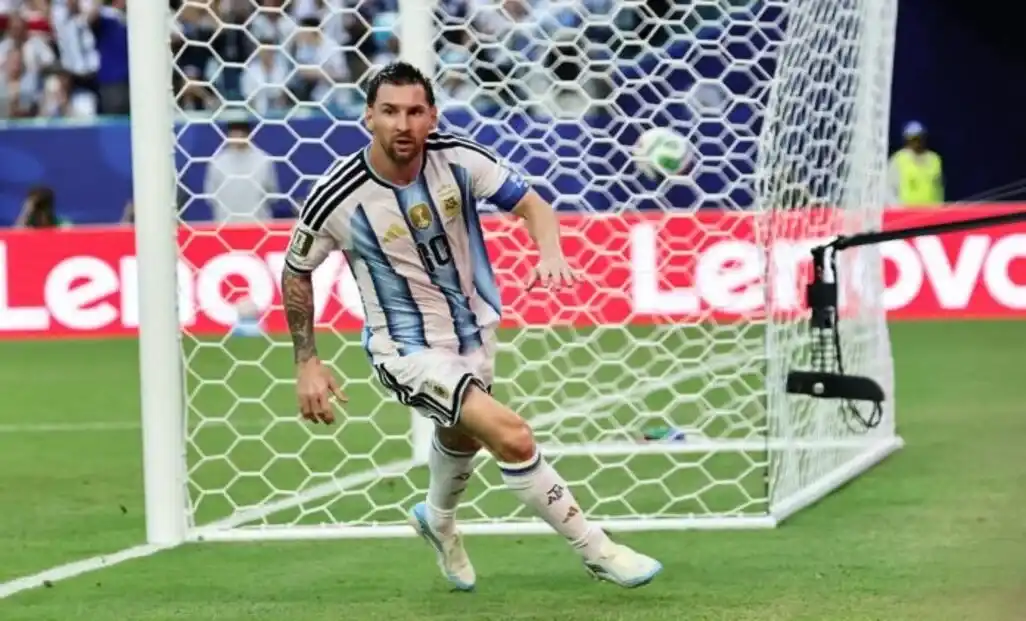 FOTOGRAFÍA. MIAMI (ESTADOS UNIDOS DE AMÉRICA EEUU), 03 DE JULIO DE 2026. Argentina tumba la resistencia de Cabo Verde y pasa a los octavos 3-2. Lionel Messi, de Argentina, celebra después de marcar el primer gol durante el partido de los dieciseisavos de final del Mundial 2026 entre Argentina y Cabo Verde en Miami (Estados Unidos de América, EEUU). Efe