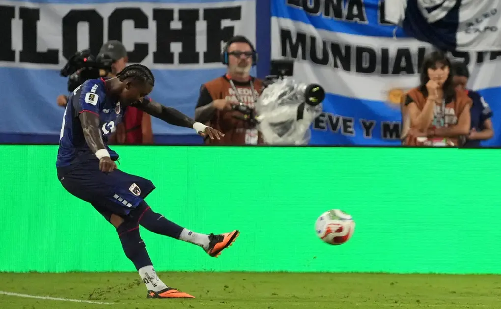 FOTOGRAFÍA. MIAMI (ESTADOS UNIDOS DE AMÉRICA EEUU), 03 DE JULIO DE 2026. Argentina tumba la resistencia de Cabo Verde y pasa a los octavos 3-2. Sidny Lopes Cabral, de Cabo Verde, anota un gol en un partido de los dieciseisavos de final del Mundial 2026 entre Argentina y Cabo Verde en el estadio Hard Rock en Miami(Estados Unidos de América, EEUU). Efe