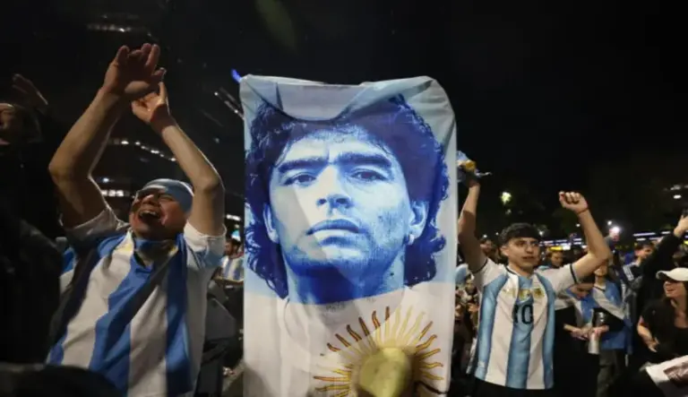FOTOGRAFÍA. BUENOS AIRES (REPÚBLICA DE ARGENTINA), FECHA RELACIONADA CON EL CONTENIDO: 19 DE JULIO DE 2026. Argentinos amanecen con una sola cosa en mente: España-Argentina. Final del mundial 2026 España-Argentina en Nueva York (Estados unidos de América, EEUU. Detalle de varios aficionados argentinos en en la capital del país, Buenos Aires. Efe