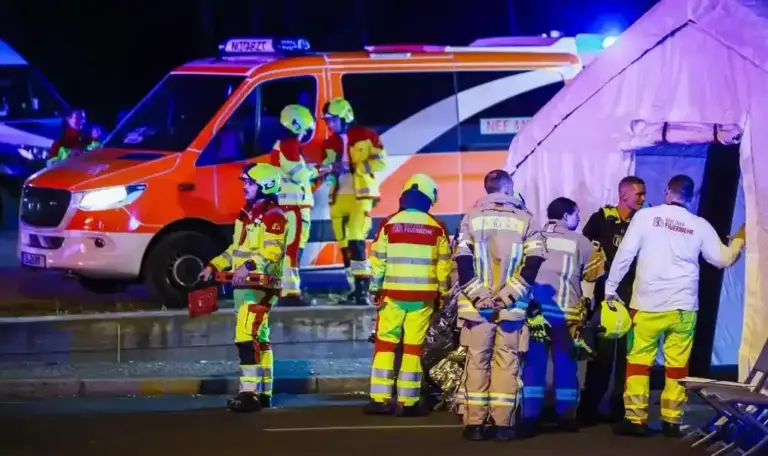 FOTOGRAFÍA. ALEMANIA (BERLÍN), 26 DE JULIO DE 2026. Atropello masivo en Alemania contra Lesbianas, Gais, Bisexuales, Transexuales e Itersexuales (LGBTI). Agentes de policía y personal de seguridad trabajan cerca del lugar donde varias personas resultaron heridas durante un atropello múltiple en Berlín durante la celebración del Día del Orgullo LGTBIQ. Efe