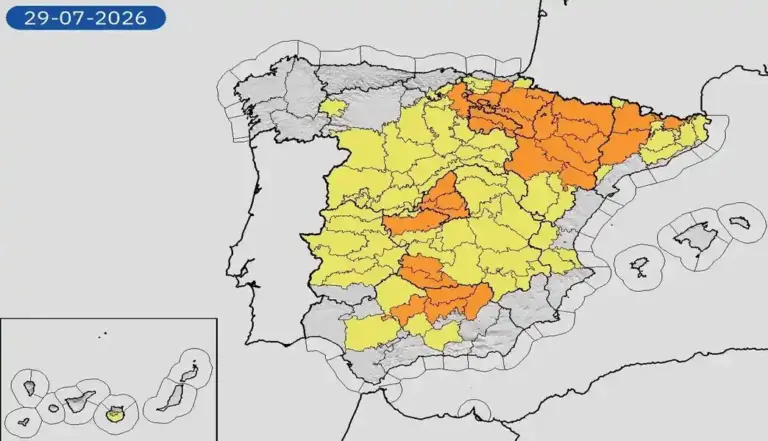 FOTOGRAFÍA. MADRID (ESPAÑA), 27 DE JULIO DE 2026. Comunicado de la Agencia Estatal de Meteorología (Aemet). "Aviso especial. Ola de calor. Aviso especial de fenómenos adversos número 26/2026. Fecha de elaboración: Lunes, 27 de julio de 2026, a las 17:00 horas. Fenómeno meteorológico: Ola de calor. Ámbito geográfico: Valles fluviales del cuadrante suroccidental, valle del Ebro, depresiones del noreste y Canarias. Comienzo de la situación: Miércoles 29 de julio. Duración: Al menos, hasta el domingo 2 de agosto. Grado de probabilidad: Alto (70 %). Lasvocesdelpueblo (Ñ Pueblo)