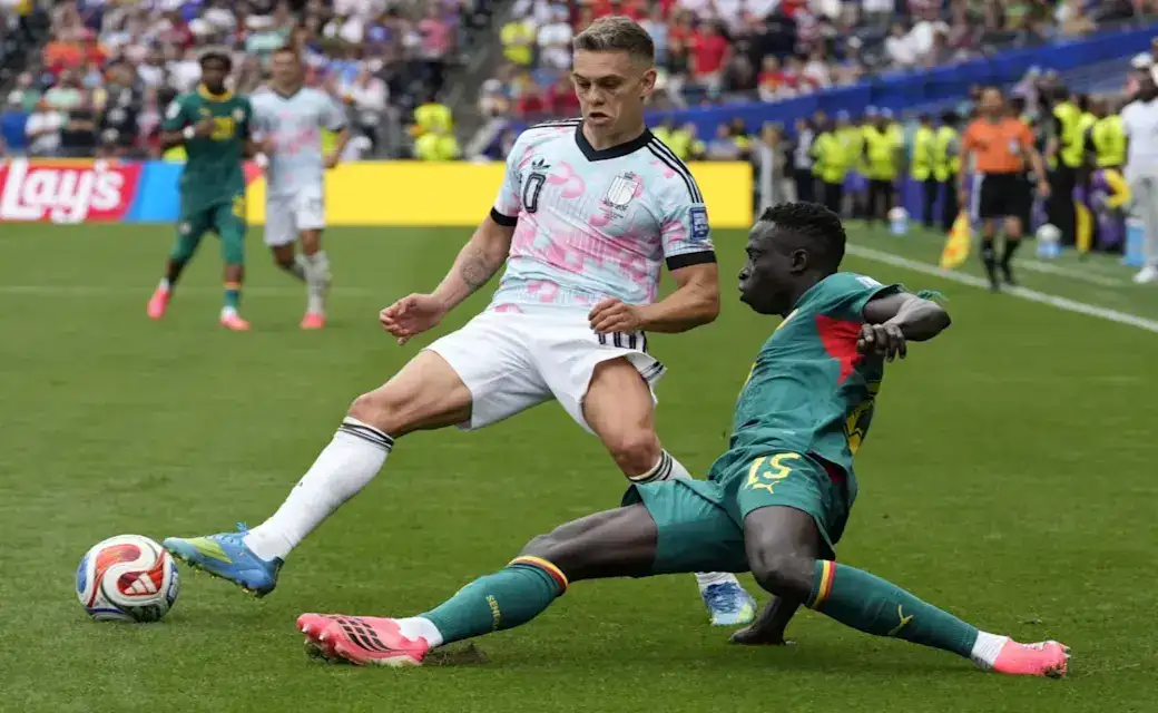 FOTOGRAFÍA. SEATTLE (ESTADO DE WASHINGTON) ESTADOS UNIDOS DE AMÉRICA EEUU, 01 DE JULIO DE 2026. Bélgica se clasifica de milagro para los octavos ante Senegal 3-2. Leandro Trossard, de Bélgica (i), en acción contra Krepin Diatta, de Senegal (d), durante el partido de los dieciseisavos de final del Mundial 2026 entre Bélgica y Senegal, en Seattle, Washington (EE.UU.). Efe