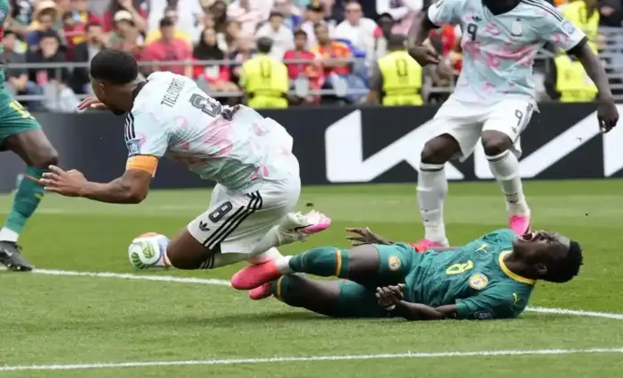 Bélgica se clasifica de milagro para los octavos ante Senegal 3-2 (3) FOTOGRAFÍA. SEATTLE (ESTADO DE WASHINGTON) ESTADOS UNIDOS DE AMÉRICA EEUU, 01 DE JULIO DE 2026. Bélgica se clasifica de milagro para los octavos ante Senegal 3-2. Lamine Camara, de Senegal (d), en acción contra Youri Tielemans, de Bélgica (i), lo que llevó a un tiro penal durante el partido de dieciseisavos de final del Mundial 2026 entre Bélgica y Senegal, en Seattle, Washington (EE.UU.). Efe