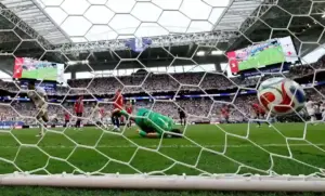 FOTOGRAFÍA. MIAMI (ESTADO DE FLORIDA) ESTADOS UNIDOS DE AMÉRICA, EEUU, 11 DE JULIO DE 2026. Bellingham aparece ante Noruega y envía a Inglaterra a semifinales 1-2. Jude Bellingham (i) de Inglaterra comienza a celebrar tras anotar su segundo gol durante el partido de cuartos de final del Mundial de la FIFA 2026 en Miami (Estado de Florida) Estados Unidos de América, EEUU. Efe