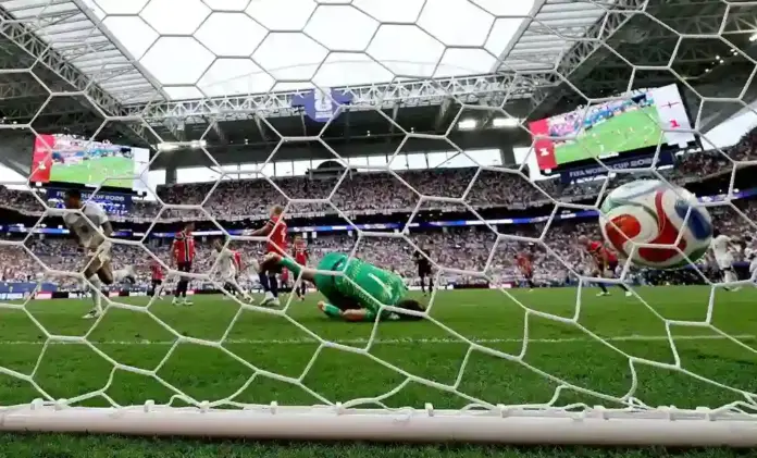 FOTOGRAFÍA. MIAMI (ESTADO DE FLORIDA) ESTADOS UNIDOS DE AMÉRICA, EEUU, 11 DE JULIO DE 2026. Bellingham aparece ante Noruega y envía a Inglaterra a semifinales 1-2. Jude Bellingham (i) de Inglaterra comienza a celebrar tras anotar su segundo gol durante el partido de cuartos de final del Mundial de la FIFA 2026 en Miami (Estado de Florida) Estados Unidos de América, EEUU. Efe