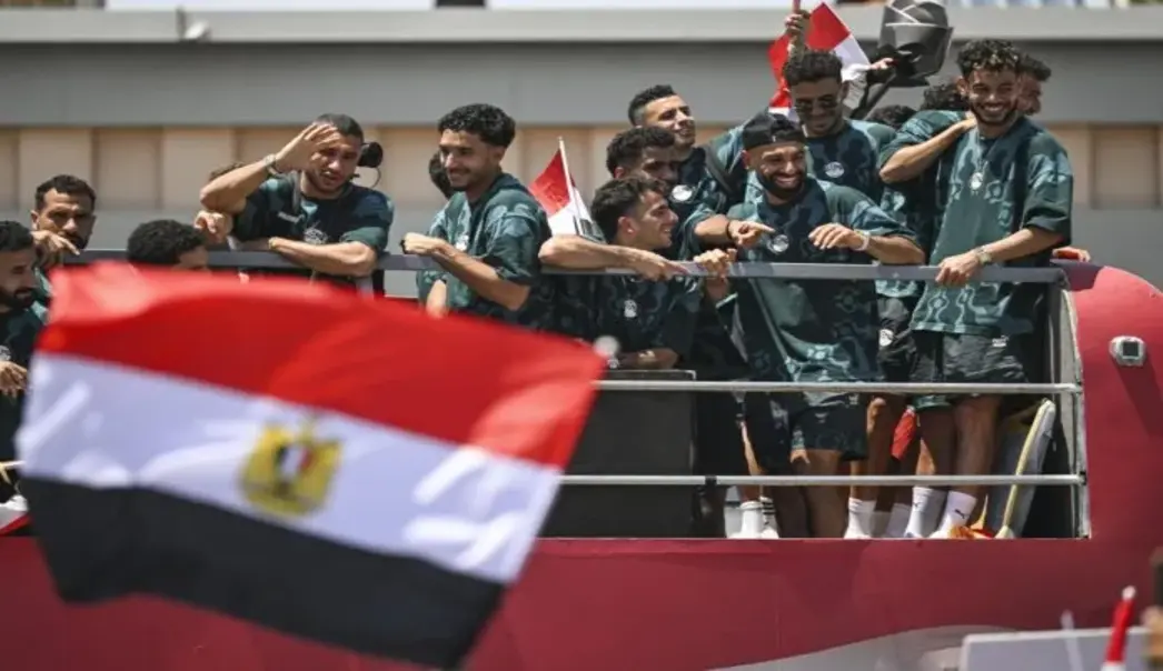FOTOGRAFÍA. EL CAIRO (EGIPTO), 10 DE JULIO DE 2026. Bienvenida de Egipto a su selección tras polémica derrota con Argentina. Aficionados de Egipto dan la bienvenida este viernes a su selección, después de caer en octavos de final del Mundial de Estados Unidos, México y Canadá ante Argentina. Efe