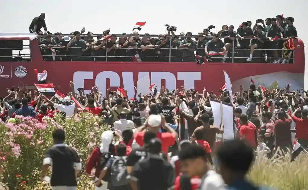 FOTOGRAFÍA. EL CAIRO (EGIPTO), 10 DE JULIO DE 2026. Bienvenida de Egipto a su selección tras polémica derrota con Argentina. Aficionados de Egipto dan la bienvenida este viernes a su selección, después de caer en octavos de final del Mundial de Estados Unidos, México y Canadá ante Argentina. Efe