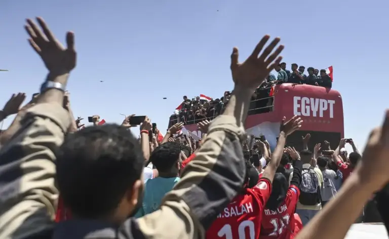 FOTOGRAFÍA. EL CAIRO (EGIPTO), 10 DE JULIO DE 2026. Bienvenida de Egipto a su selección tras polémica derrota con Argentina. Aficionados de Egipto dan la bienvenida este viernes a su selección, después de caer en octavos de final del Mundial de Estados Unidos, México y Canadá ante Argentina. Efe