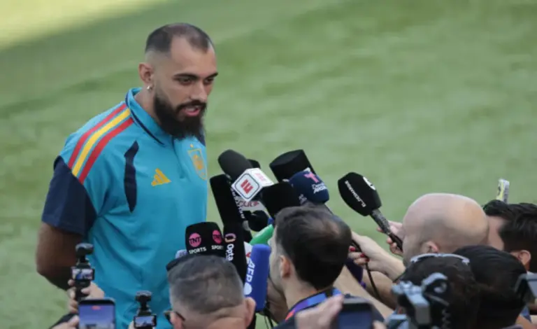 FOTOGRAFÍA.LOS ÁNGELES (ESTADOS UNIDOS DE AMÉRICA EEUU, 09 DE JULIO DE 2026. Borja Iglesias Quintás: Recibí un montón de abrazos y cariño. El delantero Borja Iglesias Quintás atiende a la prensa antes del entrenamiento de la selección española de fútbol, este jueves en Los Ángeles, en la víspera del partido de cuartos de final del Mundial 2026 que le enfrenta a Bélgica. Efe