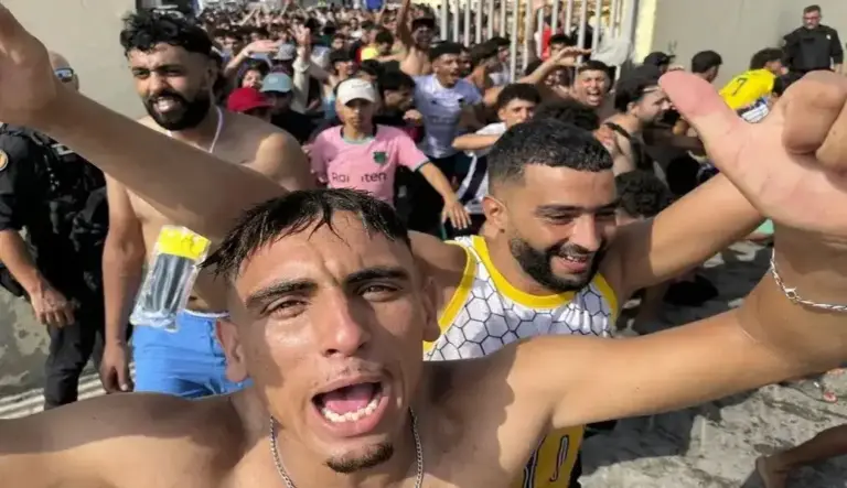 FOTOGRAFÍA. CEUTA (ESPAÑA), 30 DE JULIO DE 2026. Invasión de Ceuta. Miles de jóvenes marroquíes se dirigieron este jueves a la frontera entre Castillejos (Marruecos) y Ceuta (España) para tratar de cruzar la valla que separa las dos ciudades. Efe