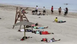 FOTOGRAFÍA. CEUTA (ESPAÑA), 31 DE JULIO DE 2026.Más de 50.000 marroquíes llegaron a Ceuta, la mita ya ha retornado a Marruecos. Centenares de invasores marroquíes que entraron irregularmente en Ceuta comienzan a regresar a Marruecos. Inmigrantes marroquíes llegados a Ceuta descansan este viernes en una de las playas de Ceuta. Efe