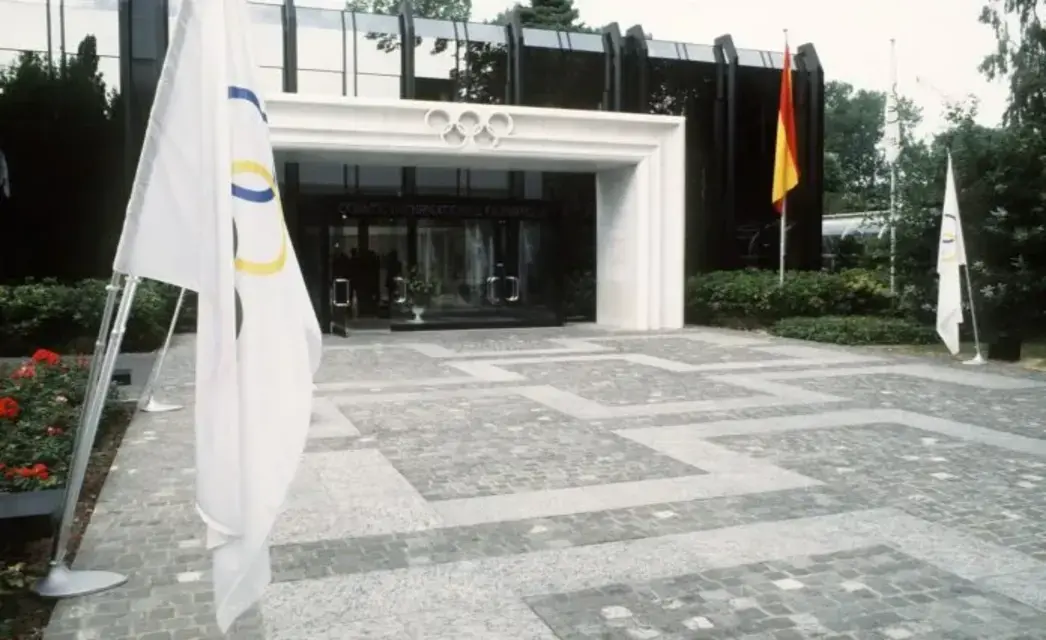 FOTOGRAFÍA. LAUSANA (SUIZA), JULIO DE 1990. COI normalizará la participación de Rusia en los JJOO Los Ángeles 2028. Detalle de una imagen con fecha julio de 1990, en la que puede verse la fachada de la sede del Comité Olímpico Internacional (COI) en la ciudad suiza de Lausana. Efe