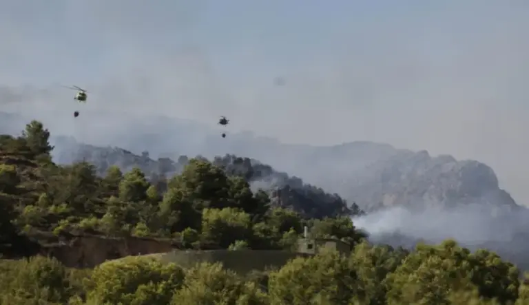 FOTOGRAFÍA. LA VALL D'UIXÒ (CASTELLÓN) COMUNIDAD VALENCIANA (ESPAÑA), 25 DE JULIO DE 2026. Calcinadas más de 45.000 hectáreas en las provincias de Madrid y Ávila. Vista del incendio de La Vall d'Uixò (Castellón), en la Comunidad Valenciana, España, este sábado. Efe