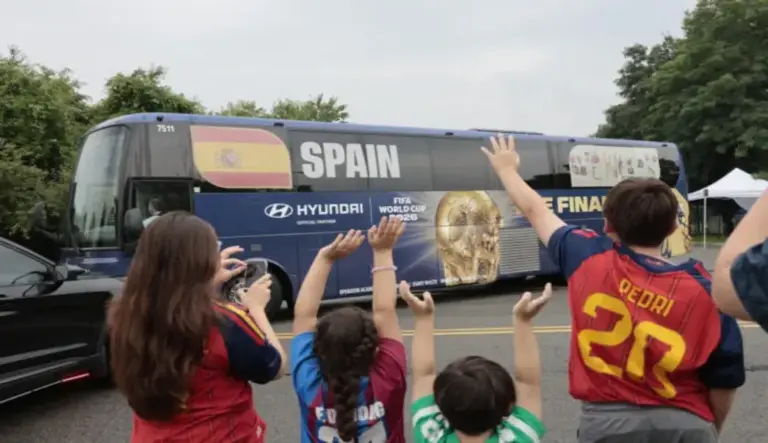FOTOGRAFÍA. NUEVA JERSEY (ESTADOS UNIDOS DE AMÉRICA, EEUU, 18 DE JULIO DE 2026. Cancelado el entrenamiento de España debido a tormentas eléctricas. El autobús de la selección española sale del Melanie Lane Training Ground. Efe