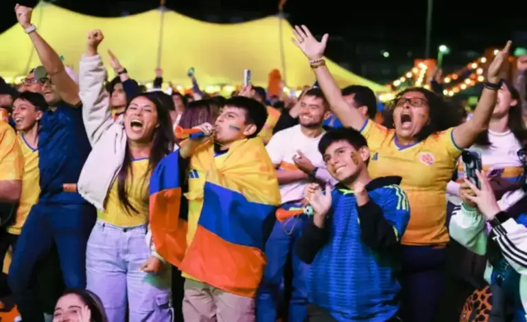 FOTOGRAFÍA. BOGOTÁ (COLOMBIA), 03 DE JULIO DE 2026. Celebración colectiva en Colombia tras clasificación ante Ghana. Decenas de aficionados colombianos fueron captados este 3 de julio al celebrar el triunfo de su selección de fútbol 1-0 sobre Ghana y el paso a los octavos de final del Mundial FIFA 2026, en Bogotá (Colombia). Efe